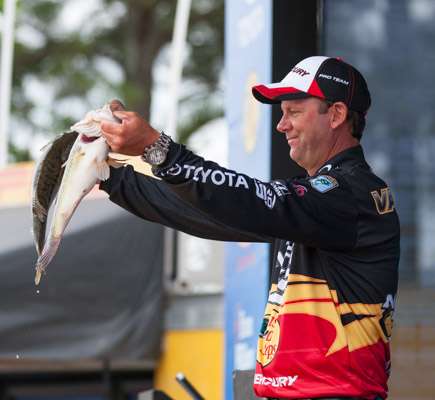 <p>Kevin VanDam works himself into 19<sup>th</sup> place with 19-8lbs on Day Two.</p>
