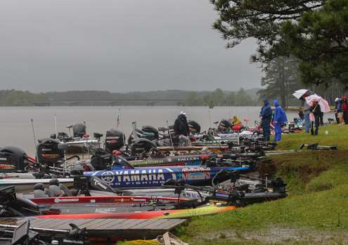 <p>Many fans are taking a closer look at all the Elite Angler's rigs.</p>
