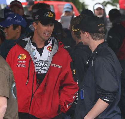 <p>Edwin Evers talks fishing with a young fan after he hit the stage. He finished 30th with 25-8 after Day 3.</p>
