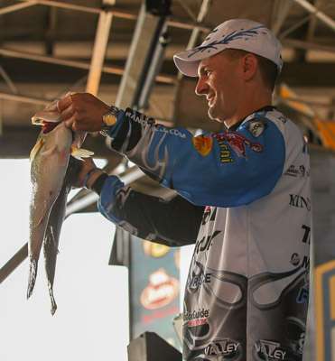 <p>Randy Howell shows his catch. He's in 10th after Day One.</p>
