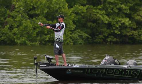 <p>Jonathon VanDan fires his bait at a point on the main river this morning.  He is in 27<sup>th</sup> after Day One with 15-2 lbs.</p>
