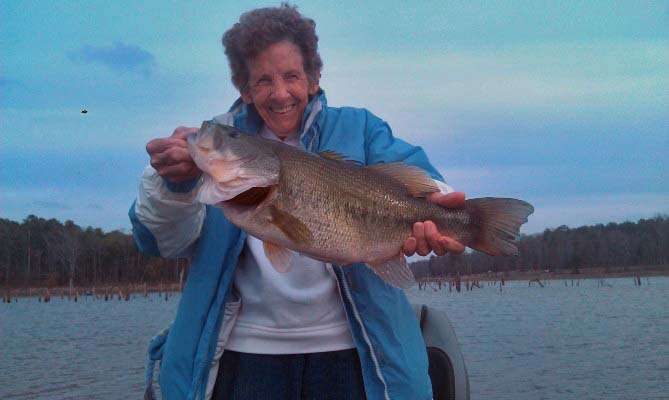 <p>
	Greg Payneâs mom obviously loves fishing. Check out her 8-pounder from a public fishing area in Georgia!</p>
