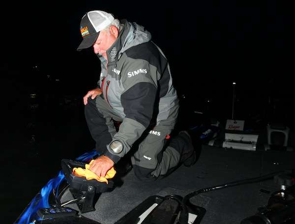 <p> </p>
<p>Tommy Biffle cleans his Lowrance screen in preparation for the day. </p>
