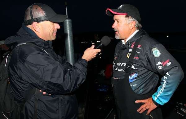 <p> </p>
<p>Emcee Dave Mercer interviews 2<sup>nd</sup> place contender Pete Ponds prior to takeoff. </p>
