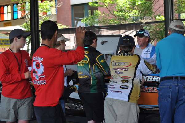 <p>J Todd Tucker talks with a group of high school anglers.</p>
