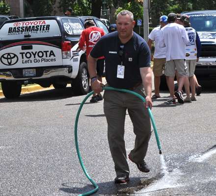 <p>B.A.S.S. High School Experience Director Jon Stewart shows proper hose management.</p>
