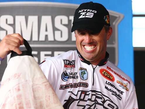 
<p>Edwin Evers won the event.  But catching fish out of the bag with scarred hands seems difficult for the champion.</p>
