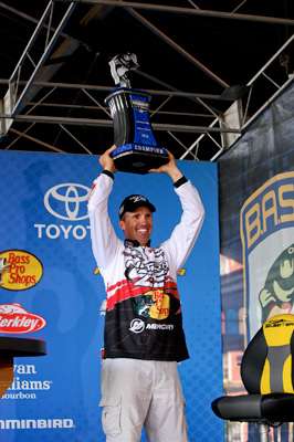 <p>Edwin Evers is crowned Alabama River Charge Champion with a total weight of 75-13.</p>
