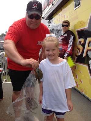 <p>Little Angler Gracie Ross of Pineland, Texas shows off her bream.</p>
