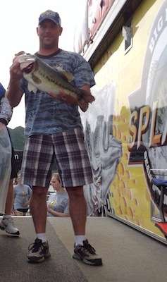 <p>Hutch Verret weighs in a 7.51 bass to win some money in an hour. </p>
