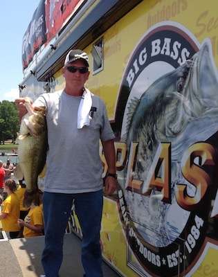<p>Kenny Cobb of Hodge, LA weighs in a 7.86 to win the T-Shirt Bonus Hour for $2000.</p>
