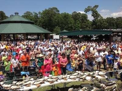<p>A great crowd for the Sunday Awards Ceremony with replicas to be given out for the Lunker Program.</p>
