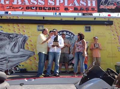 <p>Bob Sealy presents Wesley Thomas with his trophy- 2013 Toledo Bend Big Bass Splash Presented by Sealy Outdoors and B.A.S.S. Winner.</p>
