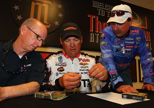 Trip Weldon and Shaw Grigsby take a look at how Terry Scroggins ties a fluorocarbon leader to braided fishing line. 