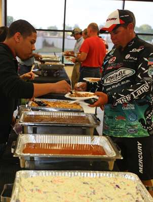After the pairings were announced Elite Series anglers and their Marshals were treated to dinner catered by Dreamland Barbecue. 