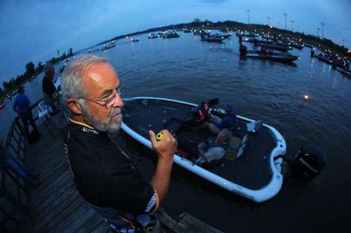 Bruce Mathis inspects each livewell as the boats pass through inspection on Day One.