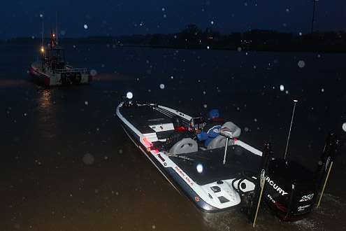 <p> </p>
<p>Competitors follow the BoatUS tow vessel out into stormy weather on the final day of the Bass Pro Shops Southern Open #3.</p>
