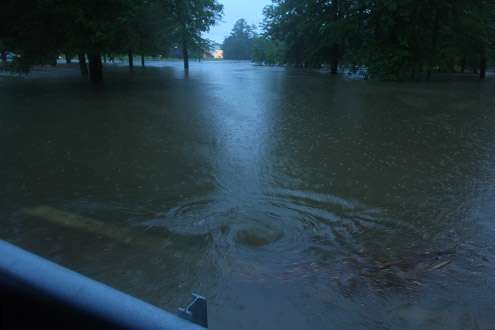 <p>The following photos depict the flooding taking place at the entrance of Lakeside Park.</p>
