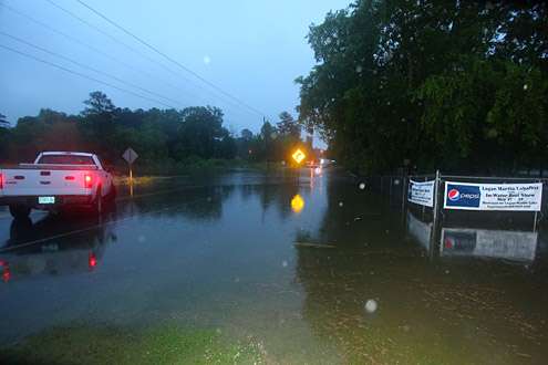 <p>City service personnel ensure vehicles donât attempt to cross the flooded road.</p>
