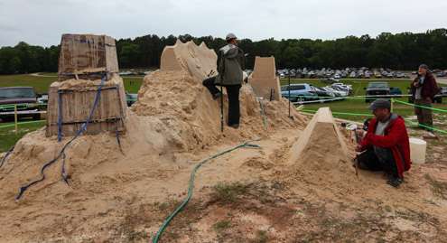 <p> </p>
<p>The beginning of the great sand structure.</p>
