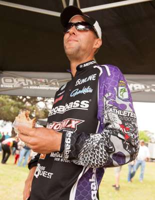 <p>Aaron Martens is grabbing some food before hitting the tanks on Day Two. He took over first place with 24-14.</p>
