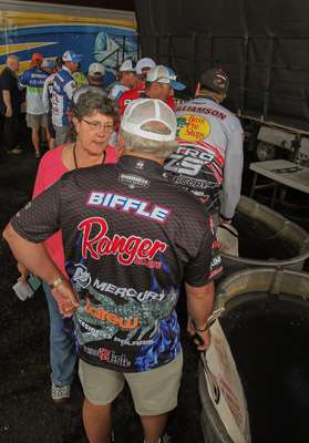 <p>Tommy Biffle is at the tanks and talking about his Day Two bag of 16-6 lbs.</p>
