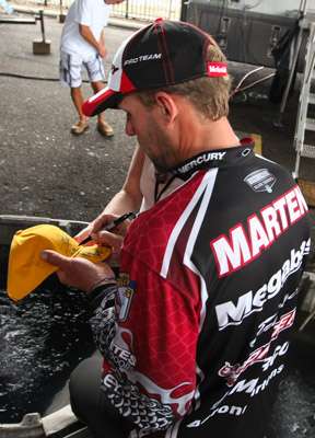<p>Aaron Martens always a fan favorite takes time to sign a Marshalâs cap.</p>
