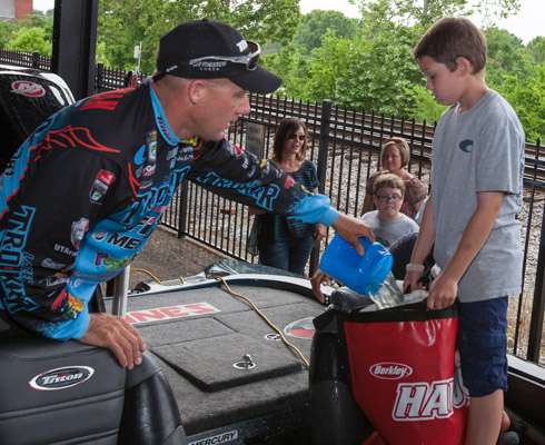 <p>Day Three leader Brent Chapman is filling his bag before he adds his catch.</p>
