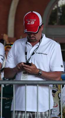<p>Rick Emmitt from Nitro Boats quickly updates everyone about Edwin Evers and his win via text message.</p>
