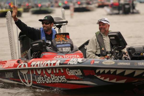 <p>Mike Iaconelli waves bye to his family and fans before heading out.</p>
