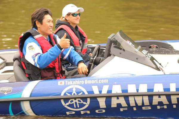 <p>Takahiro Omori gives the thumbs up.</p>
