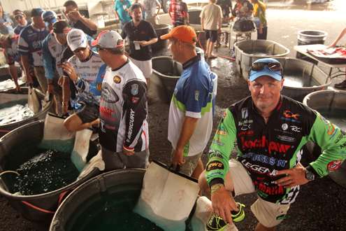<p>Scott Ashmore and anglers wait in line for the weigh-in.</p>
