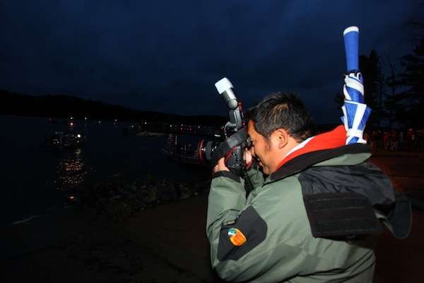 <p>B.A.S.S. photographer Saigo Saito did not get stabbed in the back. He just found a convenient umbrella holster.</p>
