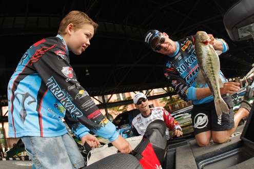 <p>Brent Chapman bags 23+ pounds of bass for the weigh-in.</p>
