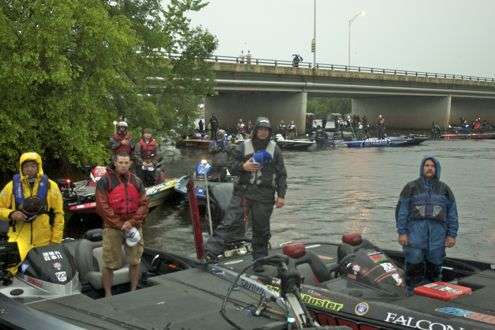 <p>The Clinton Street bridge became a popular rain shelter for Elite Series anglers who didn't have to be in line with the first boats to start. </p>
