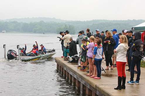 <p>Light rain was falling during at launch time, but it didnât dampen the spirits of the assembled anglers, spectators and media members. </p>
