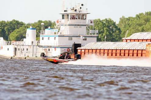 <p>Russ Lane makes a move past the barge on his way down river. </p>
