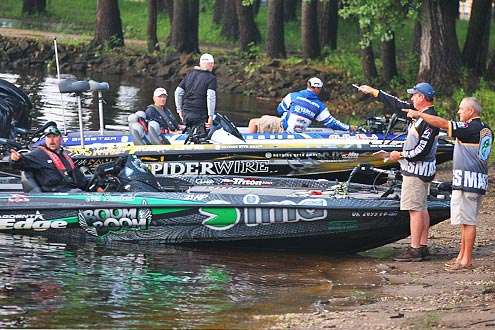 <p>Bassmaster tournament officials point Fred Roumbanis in the right direction as the anglers arrive for the Day Four launch of the Diet Mountain Dew Mississippi Rumble presented by Power-Pole.</p>
