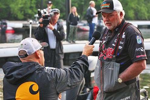 <p>B.A.S.S. emcee Dave Mercer interviews second-place Tommy Biffle.</p>
