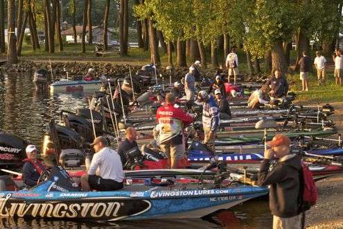<p>Elite anglers line the bank waiting for the start of Day One of the Diet Mountain Dew Mississippi River Rumble.</p>
