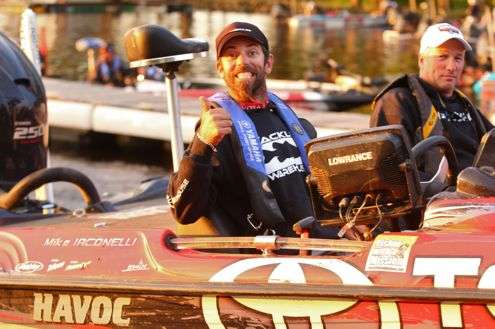 <p>Michael Iaconelli flashes a thumbs up to fans watching the take off.</p>
