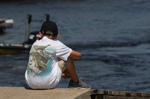 <p>This young fan has a great view at the Clinton Street boat launch as the Elites check in on Day One.</p>
