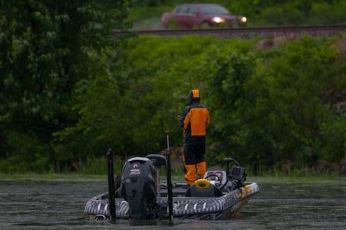 <p>David Walker is focusing just off the main channel this morning. 39th with 12 pounds, 8 ounces after Day One.</p>
