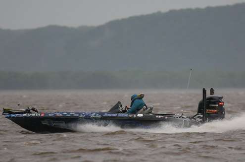 <p>James Elam makes a short move just prior to the wind really kicking up. Elam is in 39th with 12 pounds, 8 ounces after Day One.</p>
