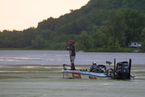 <p>James Niggemeyer takes shelter as most of the anglers in the Staddards area follow. The wind and waves have forced the anglers to head up river to find some calmer backwaters.</p>
