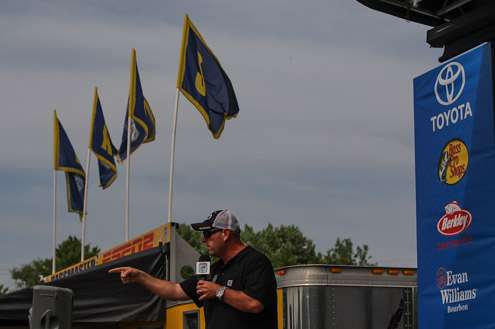 <p>Dave Mercer pumps up the crowd before the anglers arrive.</p>
