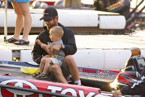 <p>Iaconelli and his son Vegas spend some quality time prior to the take off.</p>
