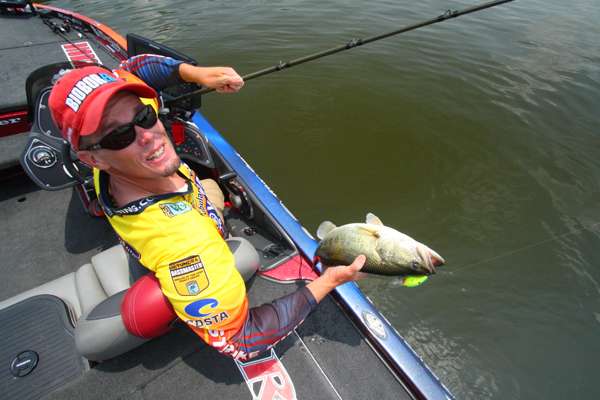 <p><strong>12:25 p.m. </strong>Last-minute lunker! With 5 minutes remaining, Combs cranks a 5-pound largemouth off the top of the ledge.</p>
