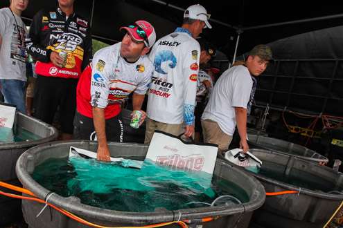 <p>Casey Scanlon grabs a Diet Mountain Dew as he awaits his time on the big stage with Dave Mercer. Scanlon is in 14th with 40 pounds, 3 ounces.</p>
