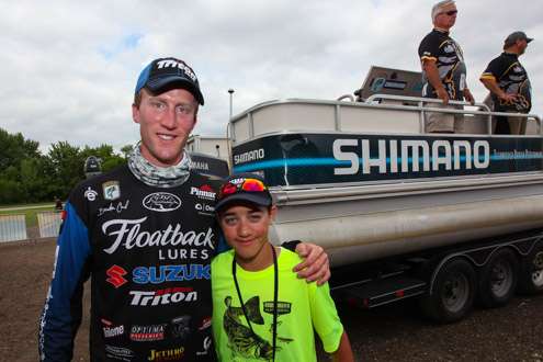 <p>Brandon Card and his high school angler! The Elites really enjoy taking the time to interact with the youth.</p>
